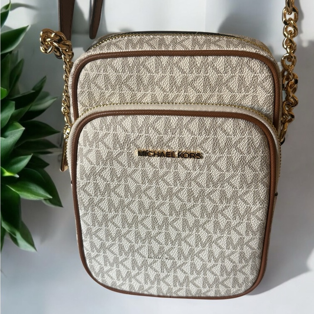 Michael Kors Jet Set Travel Crossbody in Classic Vanilla - Picture 4 of 6